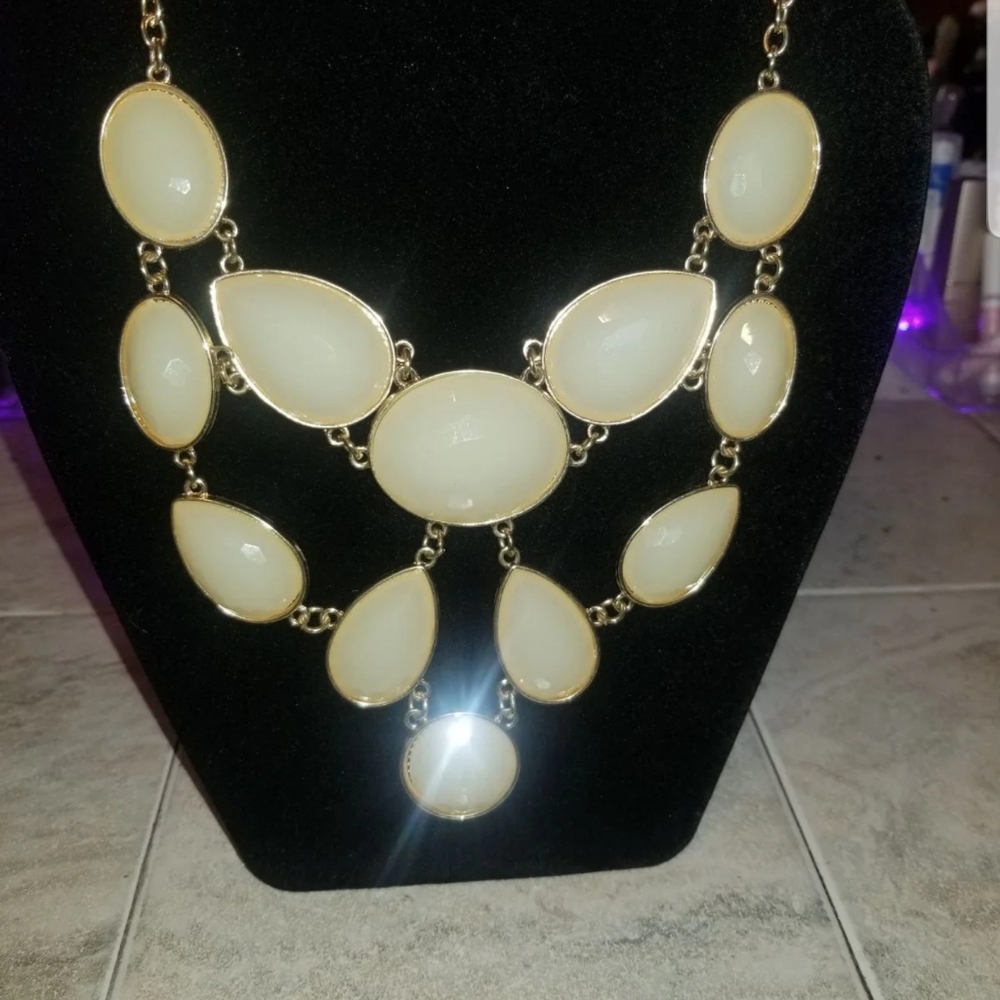 Buckle statement necklaced